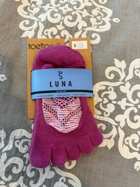 toesox Luna Full Toe Grip Socks in Magenta